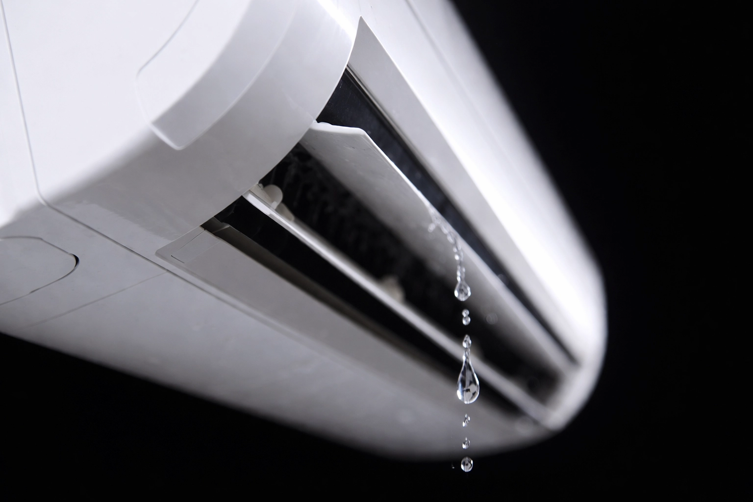 Split de aire acondicionado goteando agua al interior — avería aire acondicionado pierde agua Murcia